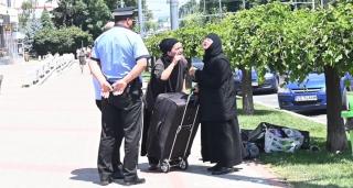 Două false măicuţe au băgat spaima în vasluieni. "Au împins un bărbat pe şinele de tren!" (Video)