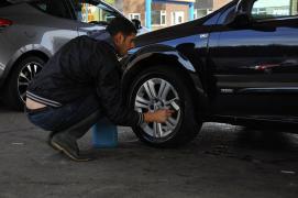 Un român din Anglia care spera să se angajeze la o spălătorie a încercat să-l înjunghie pe patron la interviu