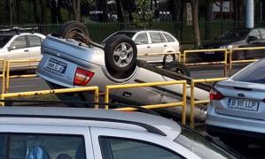 Carambol cu trei maşini în Drumul Taberei. Un Opel s-a răsturnat pe linia tramvai