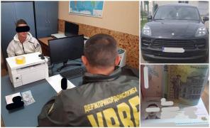 Român cu Porsche reţinut, după ce i-a băgat în buzunar 100 de lei unui vameş ucrainean, să-l lase să treacă mai repede