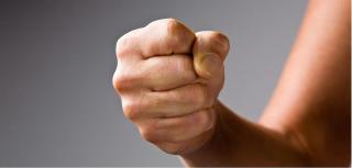 Iubitul româncei, cercetat pentru vătămare corporală