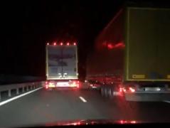 Şoferi de TIR filmaţi cum se şicanează pe autostradă