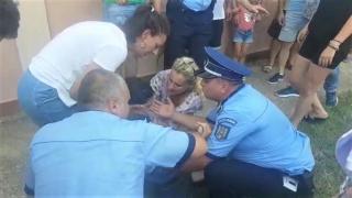 Imagini dramatice lângă casa groazei din Caracal. O tânără a leşinat, poliţiştii i-au sărit în ajutor (Video)