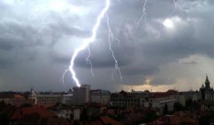 Alertă meteo de furtuni și ploi torențiale în patru județe