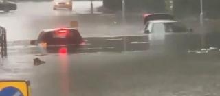 Două maşini, scufundate în Manchester din cauza inundaţiilor