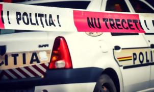 Un drogat a înjunghiat doi soţi pe stradă, în Timiş. Bărbatul a murit, femeia este în comă. Criminalul este căutat de poliţie