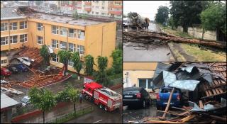 O furtună puternică a făcut prăpăd la Bacău. A scos copaci din rădăcini, acoperişul unui liceu s-a prăbuşit pe maşini (Video)