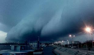 Cod roşu de furtună şi ploi torenţiale în Tulcea