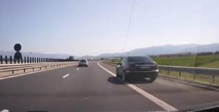 Mercedes depăşeşte cu 150 km/oră pe banda de urgenţă. Inconştienţă pe autostrada A1 Deva – Sibiu (VIDEO)