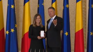 Simona Halep și Președintele Iohannis țin decorația Steaua României