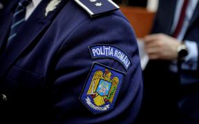 Poliţist lovit în faţă cu o sticlă de un tânăr, la o terasă din Argeş, pentru că i-a amendat tatăl