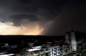 Şapte judeţe lovite de ploi torenţiale, grindină şi furtuni puternice, în următoarele ore. Cod galben până la ora 20.00