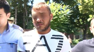 Tânărul prins de 5 ori în 3 zile conducând maşina fără permis s-a urcat din nou la volan. De această dată a atacat cu maceta o persoană (Video)