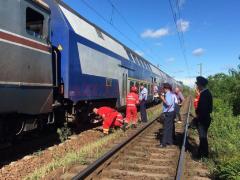 O persoană a murit, după ce s-a întins pe calea ferată, în faţa trenului Arad - Timişoara. Mecanicul trenului a intrat în şoc