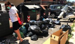 O româncă riscă să fie amendată pentru că a făcut curăţenie în faţa blocului, în Italia