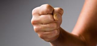 Două victime au ajuns la spital, iar patru agresori au fost arestaţi