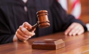 20 de ani de puşcărie pentru femeia din Vadu Paşii, care le-a dat foc soţului şi cumnatului, după ce i-a găsit beţi în casă