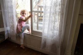 O fetiţă de 4 ani a căzut de la etajul 3, după ce a fost rezemată de plasa de ţânţari a ferestrei