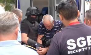 Criminalul din Caracal încadrat de polițiști