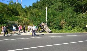Mașina răsturnată pe Dealul Hațegului