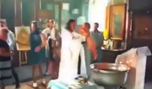 Preot filmat în timp ce aproape îneacă un copil în cristelniţă, în timpul unui botez, în Rusia