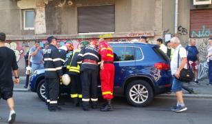 Fetiţă lăsată de tată într-o maşină închisă, la peste 35 de grade, în Bucureşti