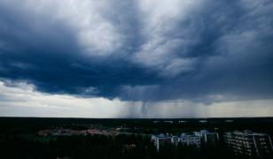 Avertizări meteo de furtuni şi ploi torenţiale după caniculă