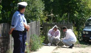Copil îngropat de mamă în curtea casei din Dorna Candrenilor, Suceava