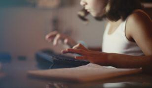 Un bărbat din Oradea a cucerit o fată de 14 ani pe Facebook şi a furat-o de acasă