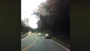 Şofer trimite sms la volan