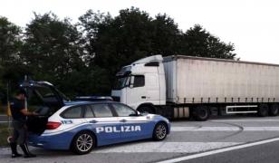Şofer român de TIR căzut din cabină, după ce a fost oprit de Poliţie în Italia