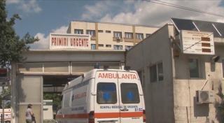 Ambulanță intră la unitatea de urgențe a unui spital