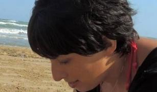 Dana Eftimie într-o fotografie pe malul mării