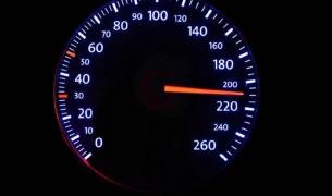 Şofer prins la volanul unui bolid gonind cu 214 kilometri la oră, la Buzău