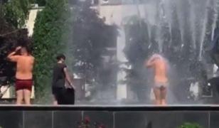 Doi bărbaţi şi o femeie, baie în fântâna arteziană, în Reşiţa