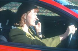 Permisul auto suspendat pentru simpla ţinere în mână a telefonului mobil la volan. Modificările la Codul Rutier, adoptate