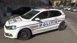 Mașină de poliție parcată pe o stradă