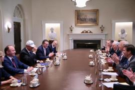 Klaus Iohannis cu șapca primită de la Donald Trump