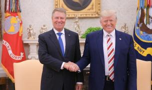 Klaus Iohannis și Donald Trump își dau mâinile la Casa Albă