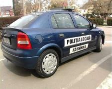 Un bărbat din Făgăraş şi-a snopit iubita, s-a bătut cu poliţiştii, apoi a distrus cu capul geamul secţiei de Poliţie