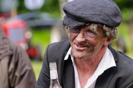 Rămas fără bani şi de frica nevestei, un bărbat s-a înjunghiat în piept şi a minţit că a fost tâlhărit, la Hunedoara