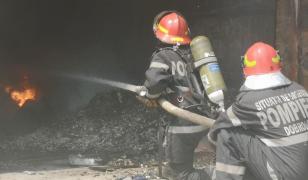 Mesaj Ro-Alert în Constanţa după un incendiu la un depozit de mase plastice