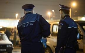 Bărbat prins în toiul nopţii montând numere de înmatriculare. În portbagaj, poliţiştii au descoperit ce pare a fi o bombă