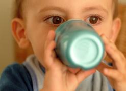 Copil în stare gravă, după ce a băut otravă pentru purici lăsată într-o cană, pe masă, la Vaslui