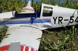 Un avion a aterizat forţat într-un lan de porumb, în Mureş. Pilotul, un american, transportat cu elicopterul SMURD la spital