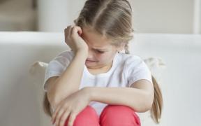 O mamă din Hunedoara a descoperit îngrozită că fiul său de 16 ani şi-a batjocorit surioara de 10 ani