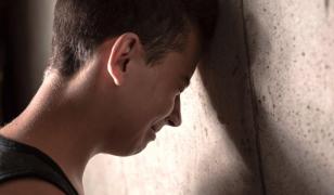 Tânăr din Deva abuzat şi umilit de două fete în faţa iubitei sale