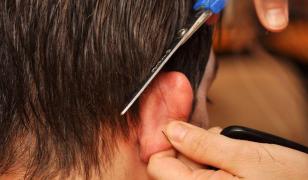 Bărbat înjunghiat cu o foarfecă într-o frizerie din Brăila