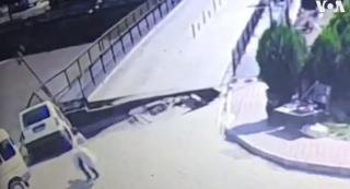 Podul s-a prăbuşit în oraşul Terme, Turcia, din cauza ploilor torenţiale