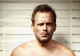 Un român din Italia a distrus un restaurant, a bătut un alt român şi un carabinier, iar apoi a distrus şi celula în care fusese pus